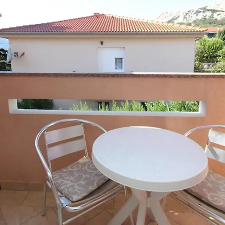 In Mit Eigenem Balkon By Interhome באסקה